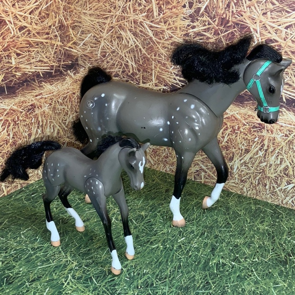 Grand Champions Feed and Nuzzle Toy Horse Mare, Foal Set and Accessories - Picture 4 of 12
